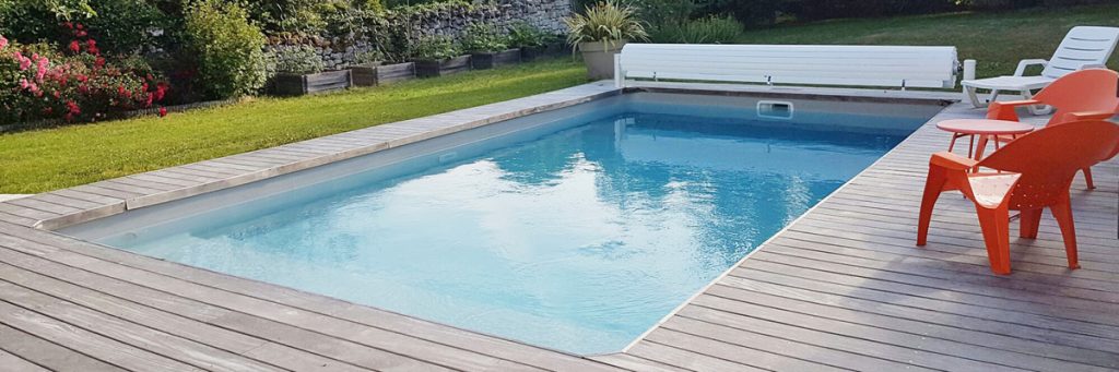 Couverture de piscine : le Volet Hors sol est le compromis idéal entre la bâche à barre et le volet immergée plus onéreux.